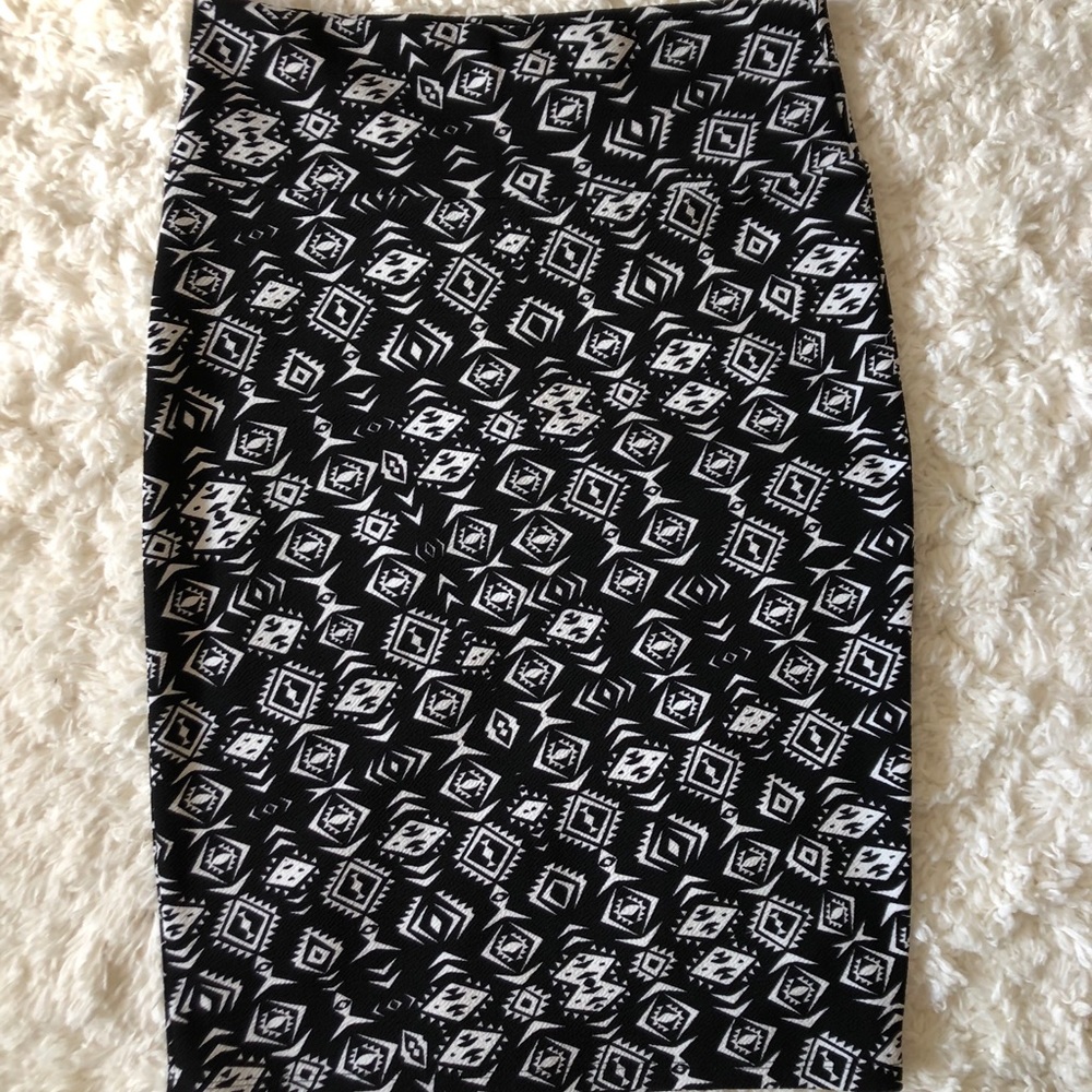 LulaRoe Small Cassie Black and White Skirt